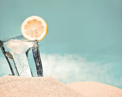 depositphotos_40525065-stock-photo-cold-drink-on-the-beach Жажда в жару: напитки для утоления жажды