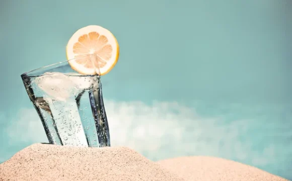 depositphotos_40525065-stock-photo-cold-drink-on-the-beach Жажда в жару: напитки для утоления жажды