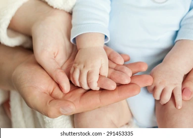 mom-dad-hold-babys-hand-260nw-291453335 УХОД ЗА НОВОРОЖДЕННЫМ РЕБЕНКОМ И ОБЕСПЕЧЕНИЕ ЕГО БЕЗОПАСНОСТИ ДОМА